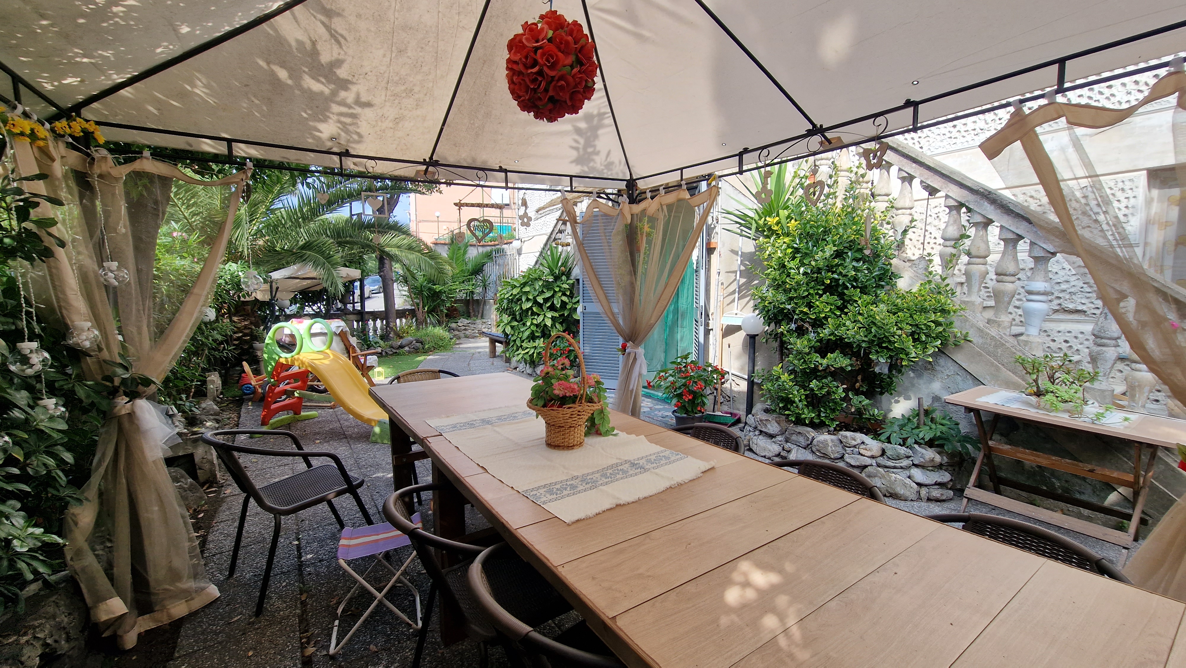 via salvarezza con terrazzo e giardino
